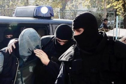 Trei tineri reținuți