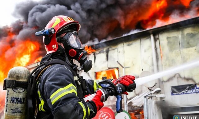 Incendiu la un magazin alimentar explozie