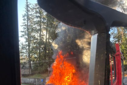 Autoutilitară în flăcări