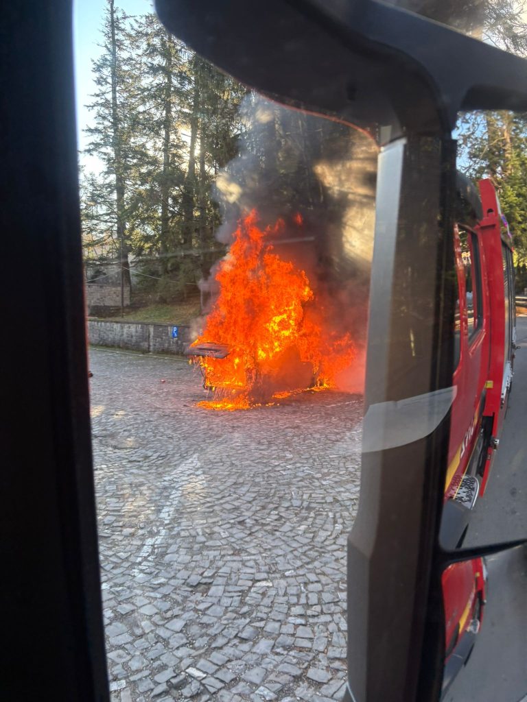 Autoutilitară în flăcări 