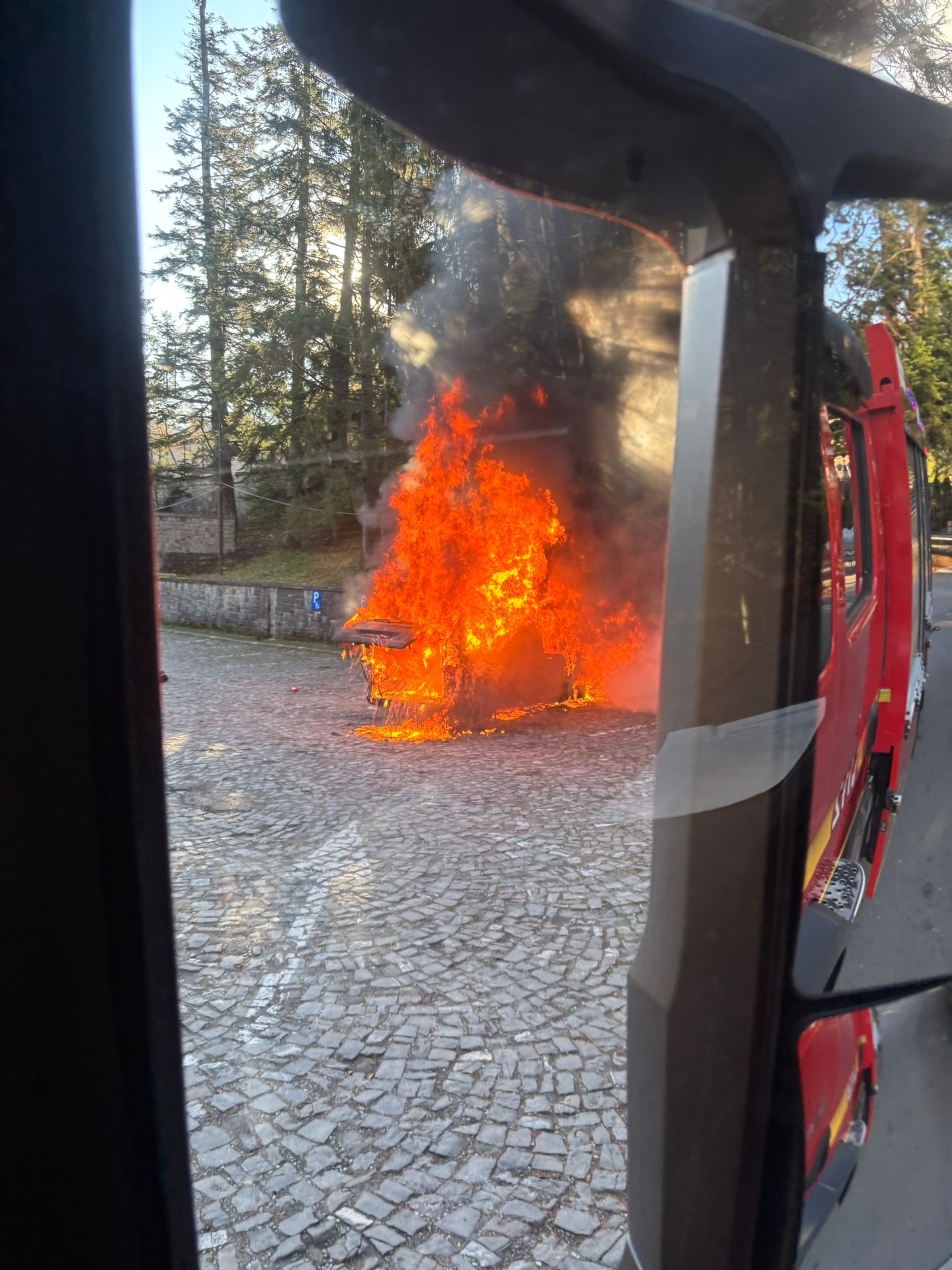 Autoutilitară în flăcări
