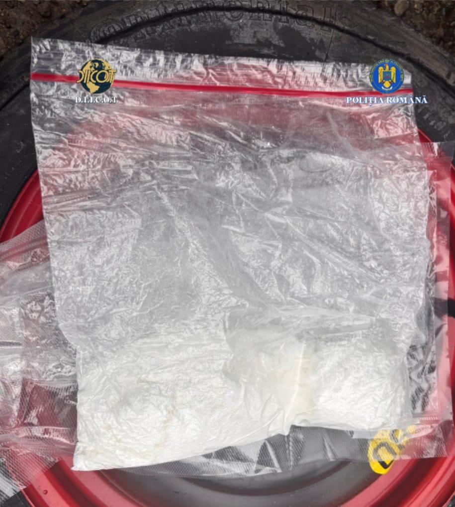 Cocaină ascunsă în roata de rezervă: