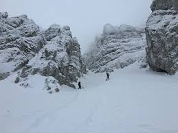 Zăpada nouă blochează traseele