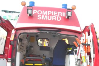 Bărbat în scaun cu rotile