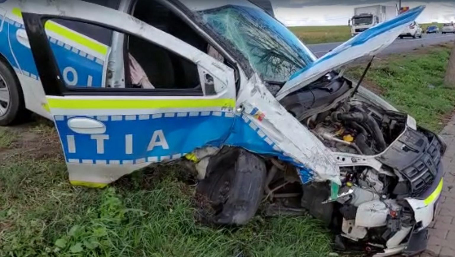 O șoferiță a lovit o autospecială de poliție