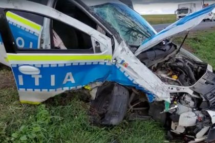 O șoferiță a lovit o autospecială de poliție