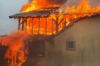 O casă a fost cuprinsă de incendiu