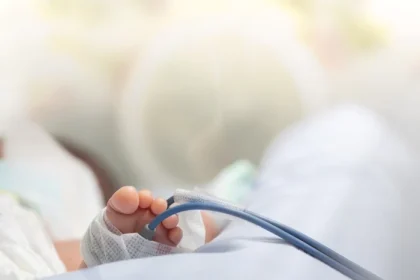 Fetiță înfometată