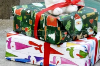 Românii vor să cheltuie mai puțin de Crăciun! Află cât își propun să dea pe cadouri