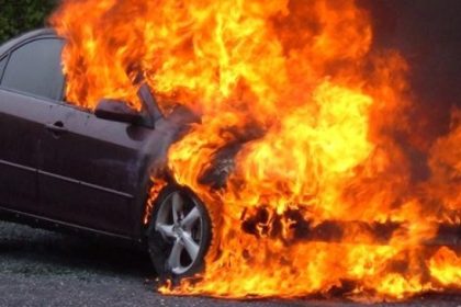 O mașină a luat foc