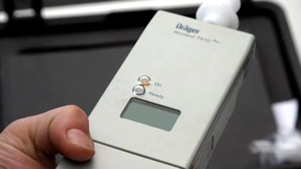 Conducere fără permis! Tânăr prins chiar cu proprietarul în mașină