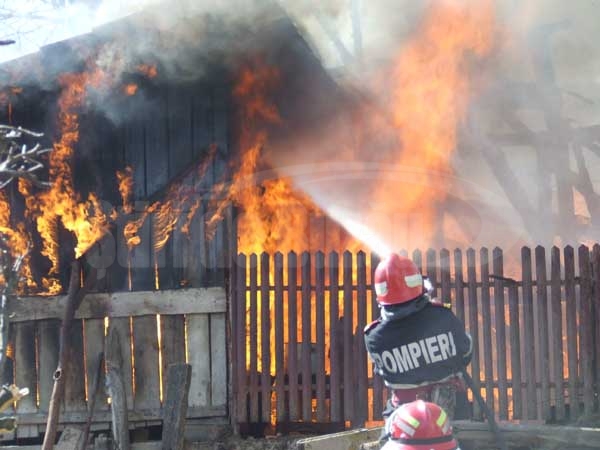 Incendiu la o locuință
