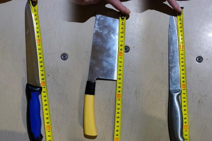 Bărbat prins cu satâr și cuțite