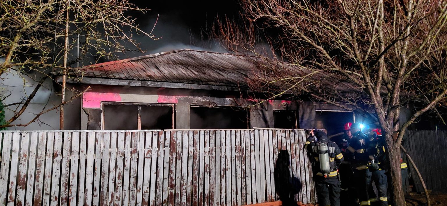 Casă cuprinsă de flăcări