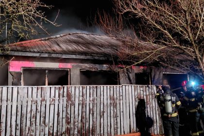 Casă cuprinsă de flăcări