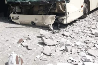 Autoturism lovit de autobuz