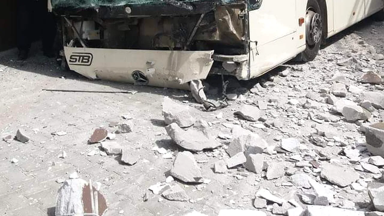 Autoturism lovit de autobuz