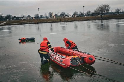 Salvarea persoanelor căzute în ape înghețate