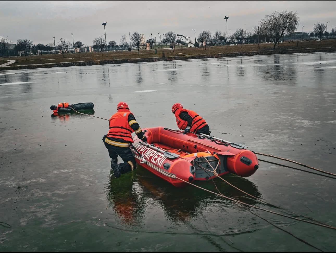 Salvarea persoanelor căzute în ape înghețate