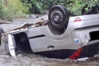 Mașină răsturnată în albia râului