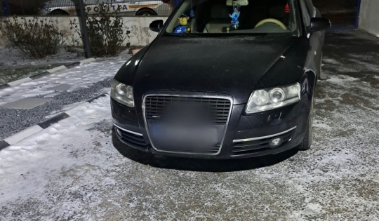 Bătrână păcălită cu 38.000 de lei