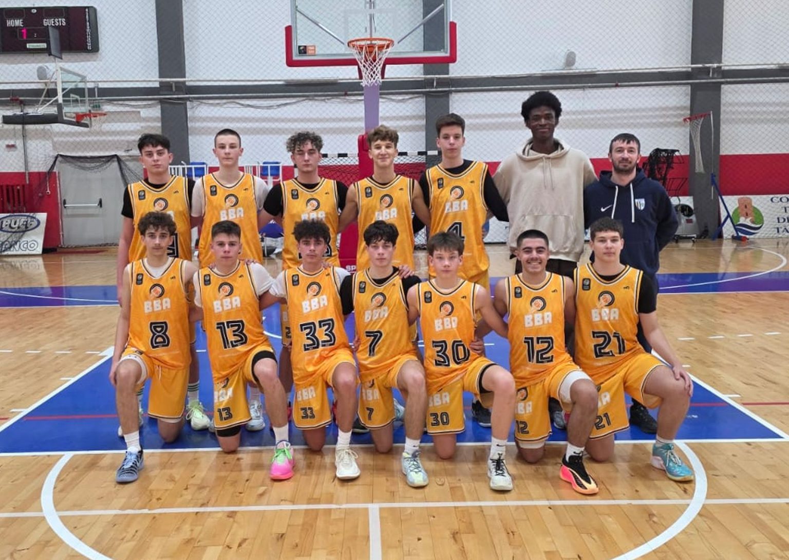 Tineri baschetbaliști