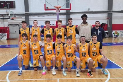 Tineri baschetbaliști