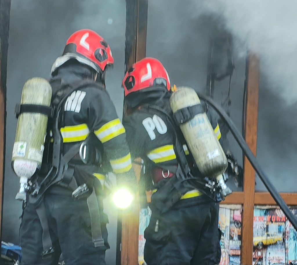 Incendiu la un magazin