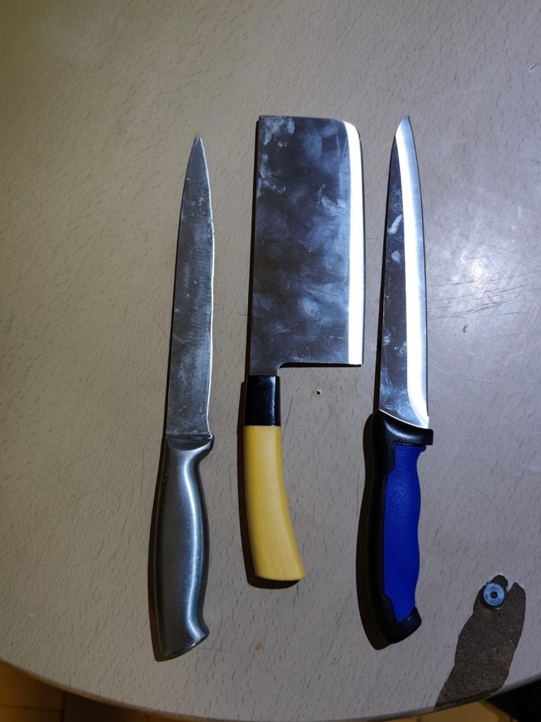 Bărbat prins cu satâr și cuțite