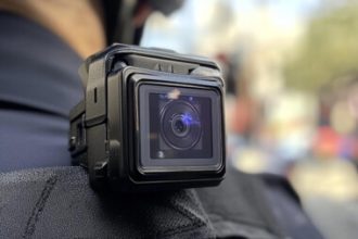 Polițiștii locali vor purta camere portabile