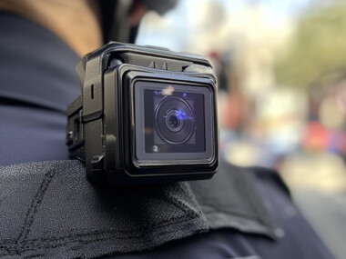 Polițiștii locali vor purta camere portabile