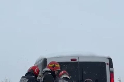 Microbuz rămas înzăpezit