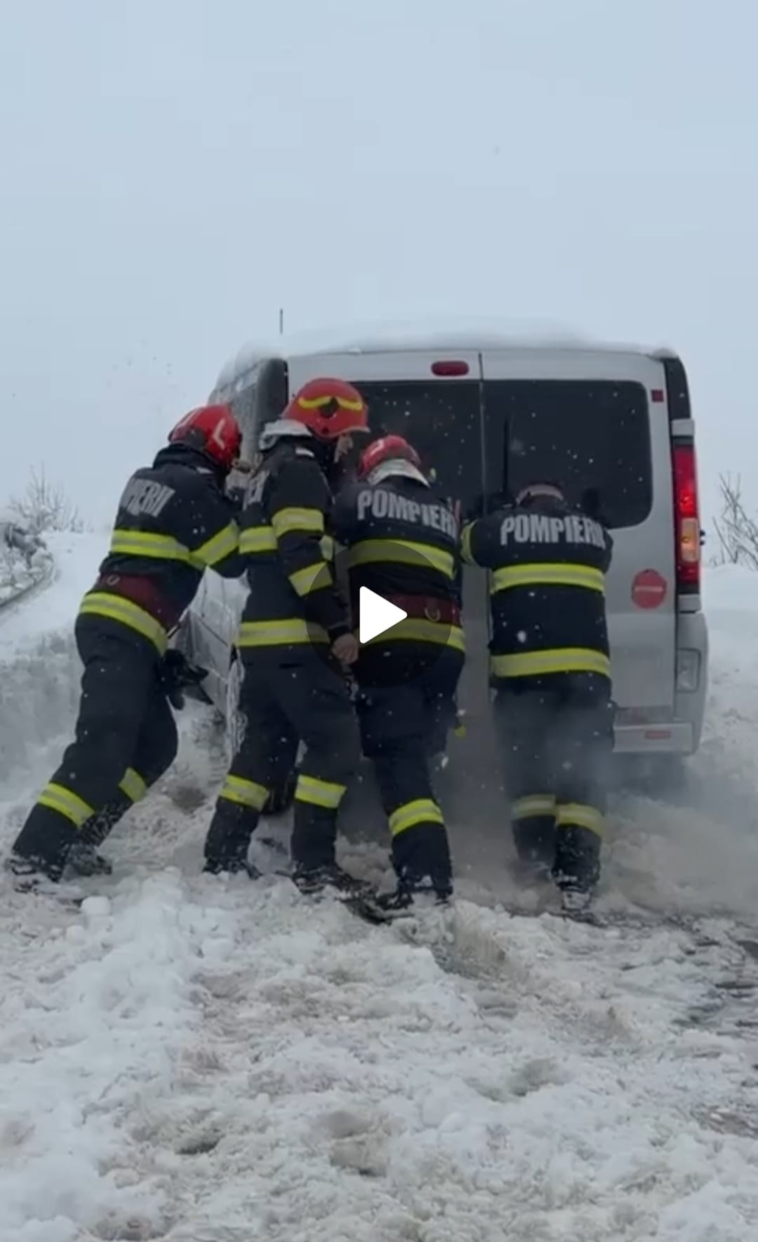 Microbuz rămas înzăpezit