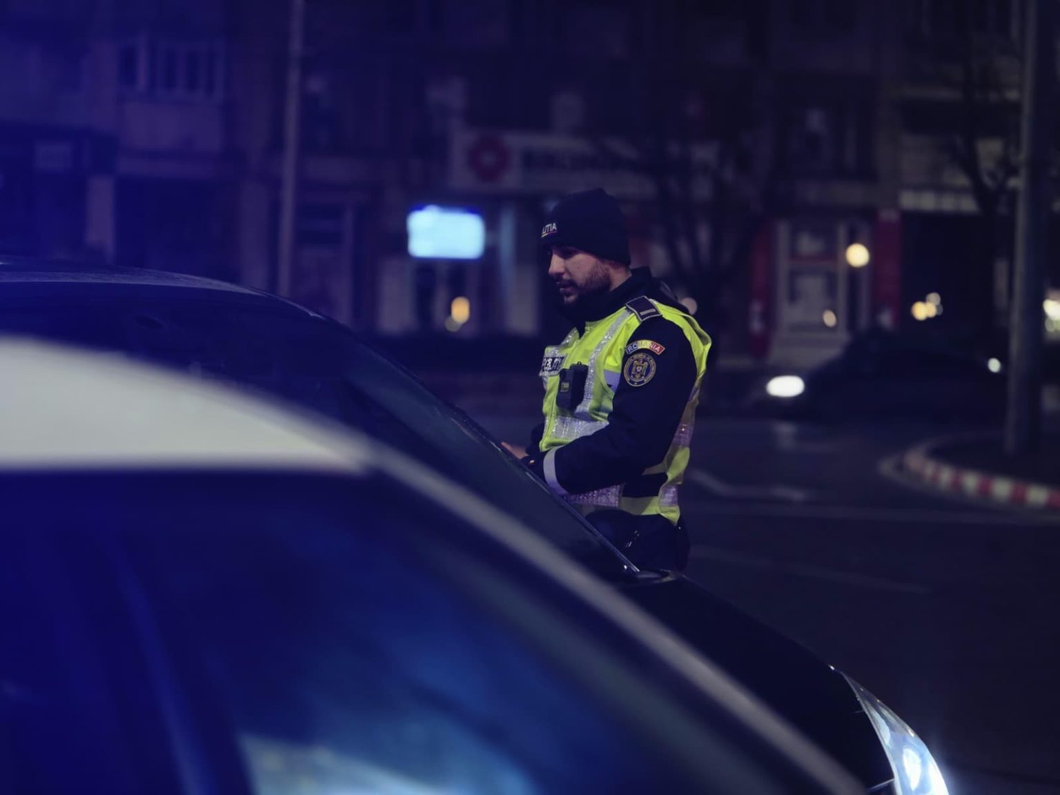 Fără permis și sub influența alcoolului: