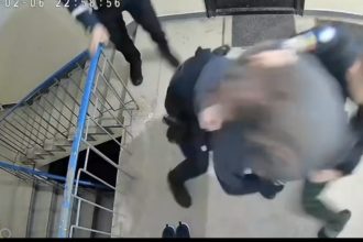 Trei polițiști atacați