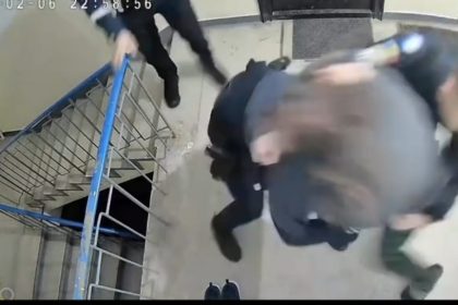 Trei polițiști atacați