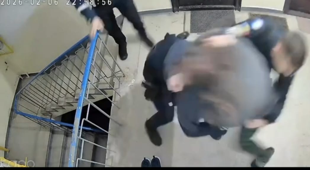 Trei polițiști atacați