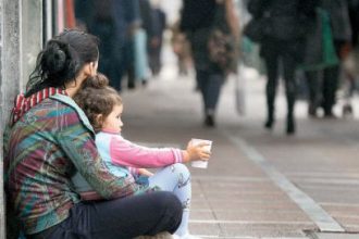 Copii puși la cerșit