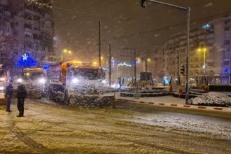 Primarul Mihai Politeanu a anunțat, într-o intervenție live, că utilajele de deszăpezire au început să acționeze în oraș