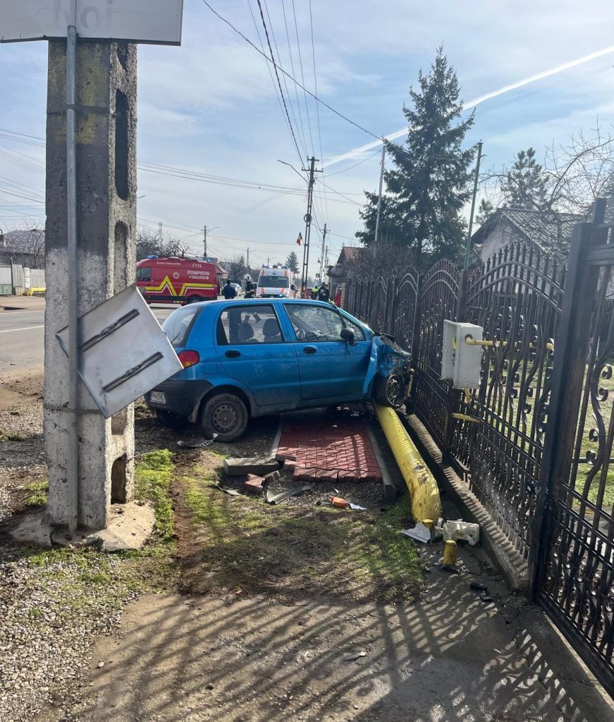 Mașină înfiptă în țeava