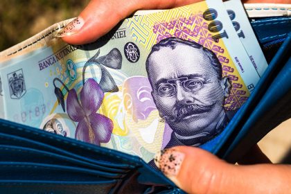 Trei angajate din primărie