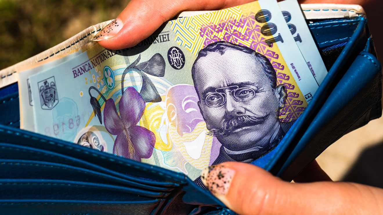 Trei angajate din primărie