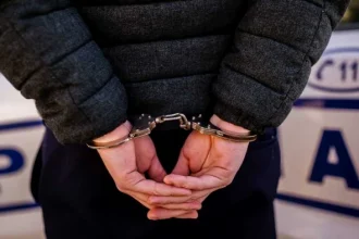 Patru tineri reținuți