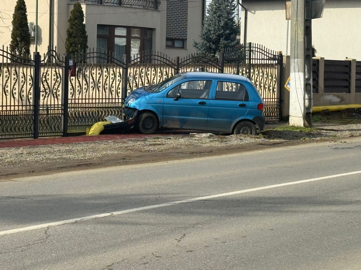 Mașină înfiptă în țeava