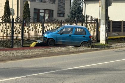 Mașină înfiptă în țeava