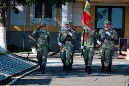 Devino elev la Școala Militară de Comunicații