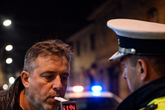 La volanului unui autoturism