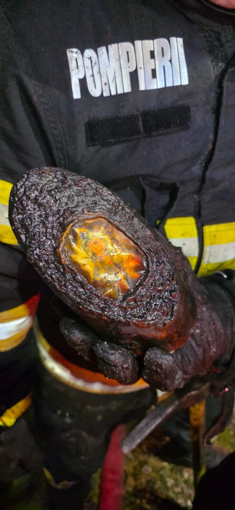 Casă mistuită de flăcări