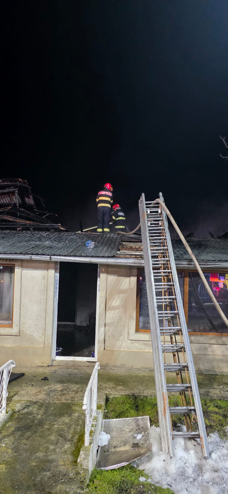 Casă mistuită de flăcări