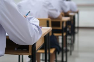 Aproape 130 de școli